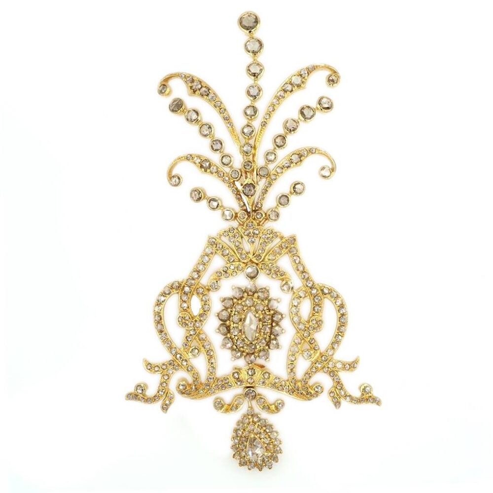 Queen Looks 9k yellow gold brooch with diamonds