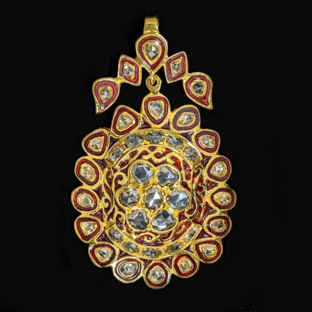 Traditional 18k yellow gold pendant with rose cut diamonds